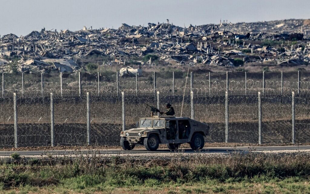 Des soldats israéliens à la frontière israélienne avec la bande de Gaza, le 5 août 2026. (Crédit : Tsafrir Abayov/Flash90)