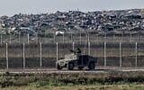 Des soldats israéliens à la frontière israélienne avec la bande de Gaza, le 5 août 2026. (Crédit : Tsafrir Abayov/Flash90)