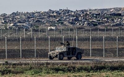 Des soldats israéliens à la frontière israélienne avec la bande de Gaza, le 5 août 2026. (Crédit : Tsafrir Abayov/Flash90)