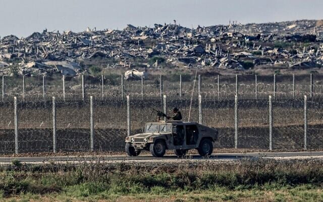 Des soldats israéliens à la frontière israélienne avec la bande de Gaza, le 5 août 2026. (Crédit : Tsafrir Abayov/Flash90)