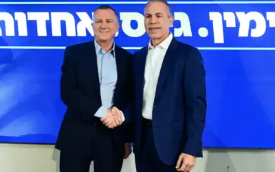 Le député du Likud Yuli Edelstein et l’ancien ministre Gilad Erdan tenant une conférence de presse pour annoncer la création d’un nouveau parti de droite, à Tel Aviv, le 6 août 2026. (Crédit : Avshalom Sassoni/Flash90) Le député du Likud Yuli Edelstein et l’ancien ministre Gilad Erdan tenant une conférence de presse pour annoncer la création d’un nouveau parti de droite, à Tel Aviv, le 6 août 2026. (Crédit : Avshalom Sassoni/Flash90)