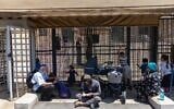 Des partisans de Tal Yinon Dardik, détenu administratif qui mène une grève de la faim en prison, manifestant devant le tribunal de district de Jérusalem lors d’une audience, le 6 août 2026. (Crédit : Chaïm Goldberg/Flash90)