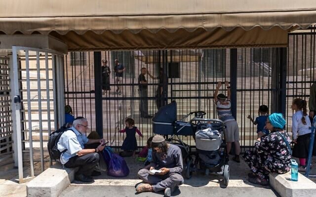 Des partisans de Tal Yinon Dardik, détenu administratif qui mène une grève de la faim en prison, manifestant devant le tribunal de district de Jérusalem lors d’une audience, le 6 août 2026. (Crédit : Chaïm Goldberg/Flash90)