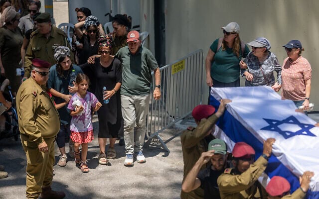 Famille et amis pleurent le major (réserviste) Harel Birenstock, 34 ans, tué au combat au Sud-Liban, lors de ses funérailles au mont Herzl à Jérusalem, le 6 août 2026. (Crédit : Yonatan Sindel/FLASH90) Famille et amis pleurent le major (réserviste) Harel Birenstock, 34 ans, tué au combat au Sud-Liban, lors de ses funérailles au mont Herzl à Jérusalem, le 6 août 2026. (Crédit : Yonatan Sindel/FLASH90)