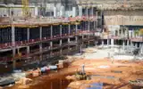 Le lendemain matin d'un incendie survenu dans un parking souterrain d'un chantier situé près du centre commercial BIG, à Petah Tikva, le 9 août 2026. (Crédit : Avshalom Sassoni/FLASH90)