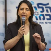 La ministre de la Science et de la Technologie, Gila Gamliel, lors d'une conférence au moment des primaires du Likud, à Ashdod, dans le sud d'Israël, le 10 août 2026. (Crédit : Liron Moldovan/Flash90)