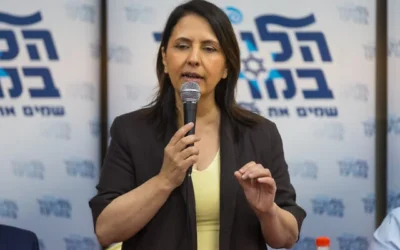 La ministre de la Science et de la Technologie, Gila Gamliel, lors d'une conférence au moment des primaires du Likud, à Ashdod, dans le sud d'Israël, le 10 août 2026. (Crédit : Liron Moldovan/Flash90)