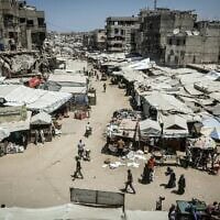 Des Palestiniens à Khan Younès, dans le sud de la bande de Gaza, le 12 août 2026. (Crédit : Abed Rahim Khatib/FLASH90)