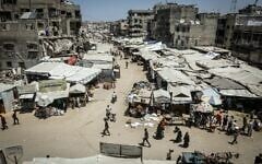 Des Palestiniens à Khan Younès, dans le sud de la bande de Gaza, le 12 août 2026. (Crédit : Abed Rahim Khatib/FLASH90)
