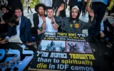 Des juifs haredim bloquent la circulation lors d’une manifestation contre l’arrestation d’un réfractaire ultra-orthodoxe, sur la Route 4 près de Bnei Brak, le 12 août 2026. (Crédit : Avshalom Sassoni/Flash90)