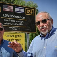 Le président de Yisrael Beytenu, Avigdor Liberman, visite une installation gérée par les États-Unis et Israël située près du point de passage de Kerem Shalom, dans le sud d'Israël, chargée de surveiller la mise en œuvre de l'accord de cessez-le-feu à Gaza. (Tsafrir Abayov/ Flash90)