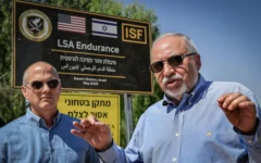 Le président de Yisrael Beytenu, Avigdor Liberman, visite une installation gérée par les États-Unis et Israël située près du point de passage de Kerem Shalom, dans le sud d'Israël, chargée de surveiller la mise en œuvre de l'accord de cessez-le-feu à Gaza. (Tsafrir Abayov/ Flash90)
