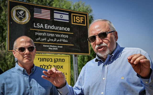 Le président de Yisrael Beytenu, Avigdor Liberman, visite une installation gérée par les États-Unis et Israël située près du point de passage de Kerem Shalom, dans le sud d'Israël, chargée de surveiller la mise en œuvre de l'accord de cessez-le-feu à Gaza. (Tsafrir Abayov/ Flash90)