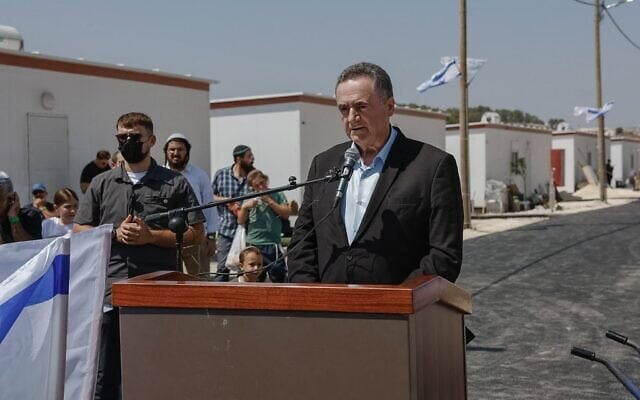Le ministre de la Défense, Israel Katz, assiste à la cérémonie marquant le retour dans l'ancienne implantation de Ganim, au nord de la Cisjordanie, qui avait été évacuée en 2005 dans le cadre du plan de désengagement israélien, le 13 août 2026. (Crédit : Hilel Ben Or/Flash90)