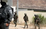 Des soldats devant des habitations ayant été assiégées par des résidents d'implantations, dans le village de Qusra, en Cisjordanie, le 14 août 2026. (Crédit : Flash90)