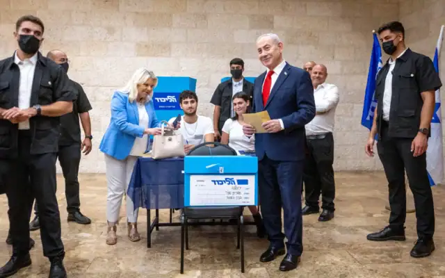 Le Premier ministre Benjamin Netanyahu et son épouse Sara votent lors des primaires du Likud, au cours desquelles les membres du parti étaient appelés à déterminer sa liste pour la Knesset en vue des élections législatives israéliennes du 27 octobre, à Jérusalem, le 17 août 2026. (Crédit : Chaim Goldberg/Flash90)