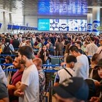 Des milliers de passagers attendant à l'aéroport international Ben Gurion, près de Tel Aviv, après la suspension des opérations, le 20 août 2026. (Crédit : Avshalom Sassoni/Flash90)