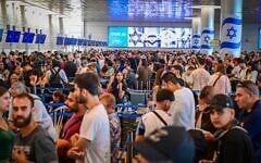 Des milliers de passagers attendant à l'aéroport international Ben Gurion, près de Tel Aviv, après la suspension des opérations, le 20 août 2026. (Crédit : Avshalom Sassoni/Flash90)