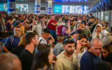 Des milliers de passagers attendent à l'aéroport international Ben Gourion lors d'une grève, le 20 août 2026. (Crédit: Avshalom Sassoni/Flash90)