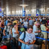 Des milliers de passagers attendent à l’aéroport international Ben Gurion, près de Tel Aviv, après l’annonce d’une grève, le 20 août 2026. (Crédit : Avshalom Sassoni/Flash90)