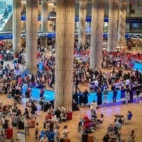 Le hall des arrivées de l'aéroport international Ben Gurion, le 20 août 2026. (Crédit : Avshalom Sassoni/Flash90)