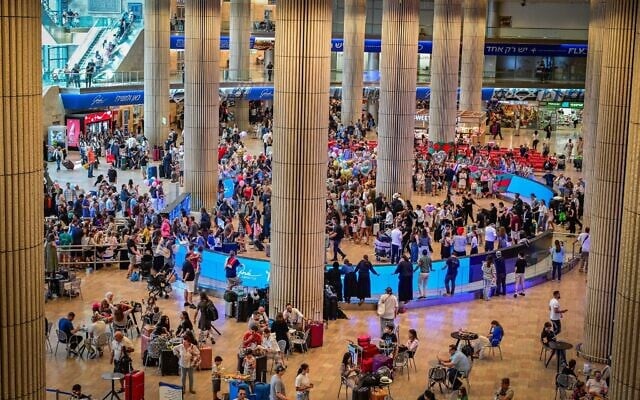 Le hall des arrivées de l'aéroport international Ben Gurion, le 20 août 2026. (Crédit : Avshalom Sassoni/Flash90)