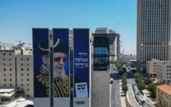 Le leader spirituel de Shas, le Grand Rabbin Yitzhak Yosef, et le slogan « J'ai choisi le chemin de la foi », sur une affiche de campagne du parti, à l'entrée de Jérusalem, le 20 août 2026. (Crédit : Chaïm Goldberg/Flash90)