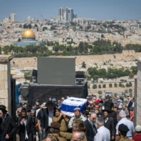 Des membres de la famille et des personnes venues rendre hommage assistent aux funérailles du soldat de Tsahal Yehuda Katz, dont le corps a été rapatrié du Liban cette semaine, 44 ans après sa disparition au combat, au cimetière du Mont des Oliviers à Jérusalem, le 21 août 2026. (Crédit : Chaim Goldberg/Flash90)