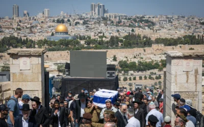 Des membres de la famille et des personnes venues rendre hommage assistent aux funérailles du soldat de Tsahal Yehuda Katz, dont le corps a été rapatrié du Liban cette semaine, 44 ans après sa disparition au combat, au cimetière du Mont des Oliviers à Jérusalem, le 21 août 2026. (Crédit : Chaim Goldberg/Flash90) Des membres de la famille et des personnes venues rendre hommage assistent aux funérailles du soldat de Tsahal Yehuda Katz, dont le corps a été rapatrié du Liban cette semaine, 44 ans après sa disparition au combat, au cimetière du Mont des Oliviers à Jérusalem, le 21 août 2026. (Crédit : Chaim Goldberg/Flash90)