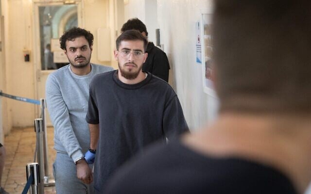 Liel Ifergen, soupçonné d'avoir assassiné un garçon de 7 ans et d'avoir gravement blessé un garçon de 4 ans dans la ville de Beit Shemesh, arrivant pour une audience de mise en détention provisoire, au tribunal de Jérusalem, le 18 août 2026. (Crédit : Chaïm Goldberg/Flash90)