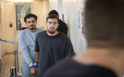 Le suspect du meurtre d’un garçon de 7 ans à Beit Shemesh arrive à une audience sur son placement en détention provisoire au tribunal de première instance de Jérusalem, le 18 août 2026. Photo publiée le 21 août 2026. (Crédit : Chaim Goldberg/Flash 90)