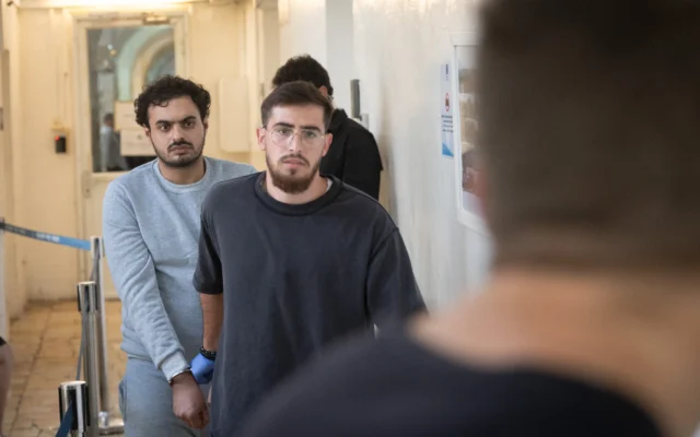 Le suspect du meurtre d’un garçon de 7 ans à Beit Shemesh arrive à une audience sur son placement en détention provisoire au tribunal de première instance de Jérusalem, le 18 août 2026. Photo publiée le 21 août 2026. (Crédit : Chaim Goldberg/Flash 90)