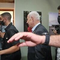Le Premier ministre Benjamin Netanyahu au musée Etzel de Tel Aviv, après l'annonce de la découverte de l'épave de l'Altalena, le 24 août 2026. (Crédit : Avshalom Sassoni/FLASH90)