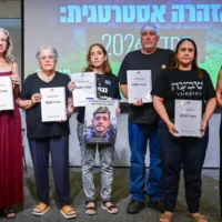 Des proches de victimes du pogrom du 7-Octobre, membres du Conseil d'octobre, lors d'une conférence de presse, à Tel Aviv, le 24 août 2026. (Crédit :  Avshalom Sassoni/Flash90)