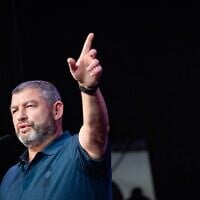 Ofer Winter lors du lancement de son nouveau parti Amkha Yisrael à Jérusalem, le 25 août 2026. (Crédit : Chaïm Goldberg/Flash90)