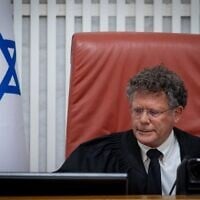 Le président de la Cour suprême, Isaac Amit, préside une audience, le 26 août 2026. (Crédit : Chaïm Goldberg/FLASH90)