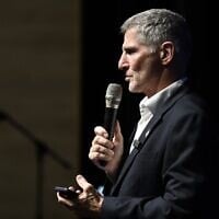 Yaïr Golan, chef du parti Les Démocrates et ancien chef d’état-major adjoint de l’armée israélienne, s’exprimant lors d’un meeting de campagne électorale à Netanya, en Israël, le 27 août 2026. (Crédit : Gili Yaari/Flash90)