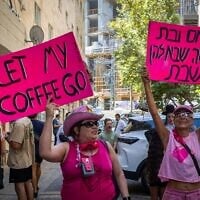 Des contre-manifestants brandissant des pancartes en soutien au Café Basimta, dans le centre-ville de Jérusalem, le 29 août 2026. (Crédit : Oren Ben Hakoon/Flash90)