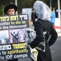 Des Juifs ultra-orthodoxes manifestant contre la conscription devant la base militaire de Tel HaShomer, à Ramat Gan, le 31 août 2026. (Crédit : Avshalom Sassoni/FLASH90)