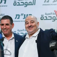 Yoav Segalovitz (à gauche) et Mansour Abbas, chef du parti Raam, lors d'une conférence de presse annonçant leur candidature commune à la Knesset, à Nazareth, le 31 août 2026. (Crédit : Michael Giladi/FLASH90)