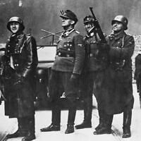 Le haut responsable nazi Jürgen Stroop observant ses troupes raser le ghetto de Varsovie. (Crédit : CORBIS/Corbis via Getty Images via JTA)