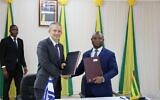 L’ambassadeur d’Israël au Togo, Simon Seroussi, et le secrétaire général du ministère des Affaires étrangères, de la Coopération, de l’Intégration africaine et des Togolais de l’extérieur, Afo Salifou, à Lomé, au Togo, le 6 juillet 2026. (Crédit : Simon Seroussi/X)