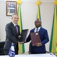 L’ambassadeur d’Israël au Togo, Simon Seroussi, et le secrétaire général du ministère des Affaires étrangères, de la Coopération, de l’Intégration africaine et des Togolais de l’extérieur, Afo Salifou, à Lomé, au Togo, le 6 juillet 2026. (Crédit : Simon Seroussi/X)