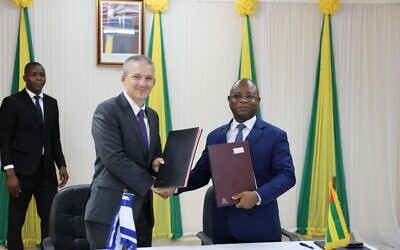 L’ambassadeur d’Israël au Togo, Simon Seroussi, et le secrétaire général du ministère des Affaires étrangères, de la Coopération, de l’Intégration africaine et des Togolais de l’extérieur, Afo Salifou, à Lomé, au Togo, le 6 juillet 2026. (Crédit : Simon Seroussi/X) L’ambassadeur d’Israël au Togo, Simon Seroussi, et le secrétaire général du ministère des Affaires étrangères, de la Coopération, de l’Intégration africaine et des Togolais de l’extérieur, Afo Salifou, à Lomé, au Togo, le 6 juillet 2026. (Crédit : Simon Seroussi/X)