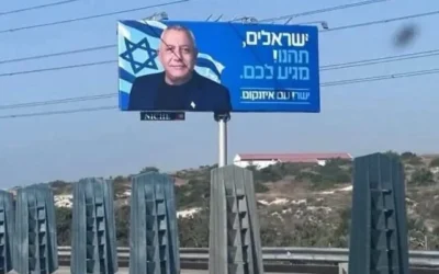 Un panneau publicitaire faisant la promotion du parti « Yashar » de Gadi Eisenkot, à Chypre. Le texte en hébreu dit : « Israéliens, amusez-vous bien ! Vous le méritez. Yashar! With Eisenkot. » (Crédit : Fidias Panayiotou/X)