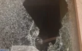 Une vitre brisée à la synagogue réformée Darchei Noam de Ramat Hasharon, vandalisée le 23 août 2026. / X, utilisé conformément à l'article 27a de la loi sur les droits d'auteur)
