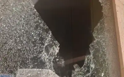 Une vitre brisée à la synagogue réformée Darchei Noam de Ramat Hasharon, vandalisée le 23 août 2026. (Crédit : X ; utilisée conformément à l'article 27a de la loi sur les droits d'auteur) Une vitre brisée à la synagogue réformée Darchei Noam de Ramat Hasharon, vandalisée le 23 août 2026. (Crédit : X ; utilisée conformément à l'article 27a de la loi sur les droits d'auteur)