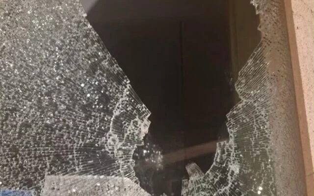 Une vitre brisée à la synagogue réformée Darchei Noam de Ramat Hasharon, vandalisée le 23 août 2026. / X, utilisé conformément à l'article 27a de la loi sur les droits d'auteur)