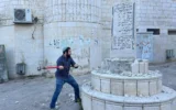 Le député Zvi Succot détruisant un monument palestinien dédié aux « martyrs » dans le village de Madama, en Cisjordanie, le 25 août 2026. (Crédit : Bureau de Zvi Succot)