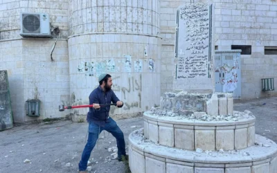 Le député Zvi Succot détruisant un monument palestinien dédié aux « martyrs » dans le village de Madama, en Cisjordanie, le 25 août 2026. (Crédit : Bureau de Zvi Succot) Le député Zvi Succot détruisant un monument palestinien dédié aux « martyrs » dans le village de Madama, en Cisjordanie, le 25 août 2026. (Crédit : Bureau de Zvi Succot)